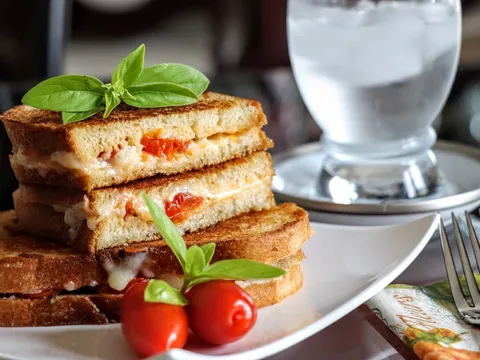 Tiho pečeni paradajz kao grilovan sendvič (Roasted tomato grilled cheese sandwich )
