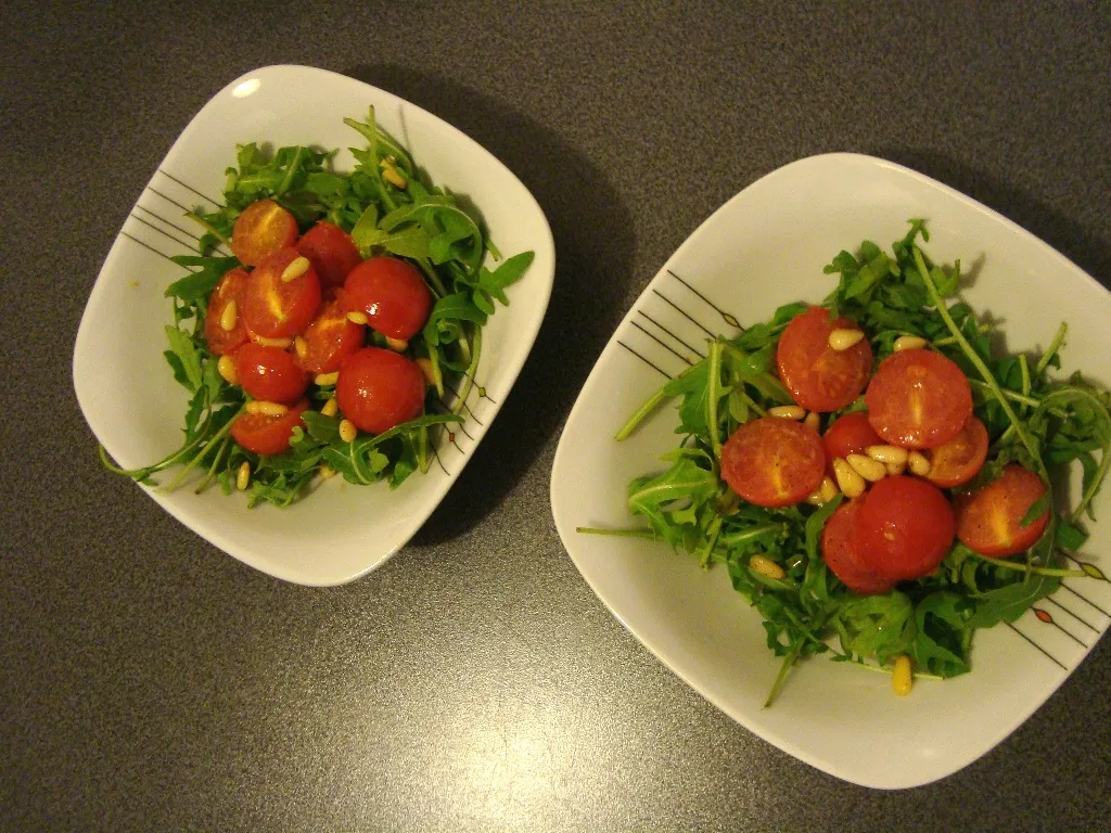 Salata sa rikulom, pinjolima i cherry rajčicom