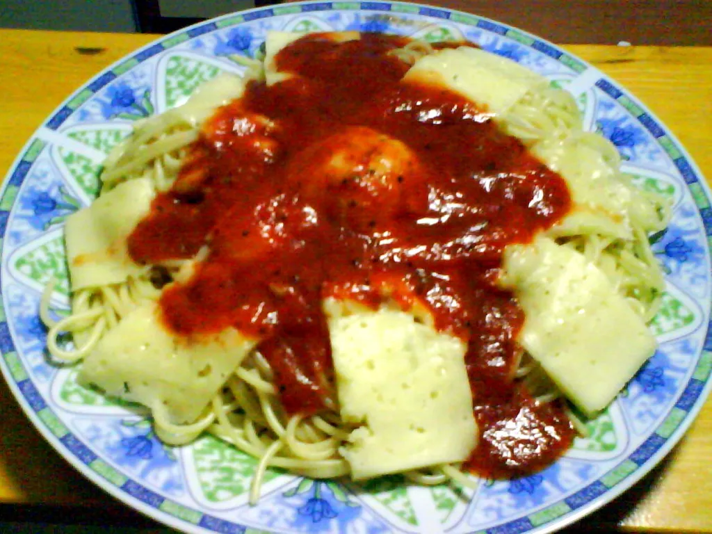 Špagete sa sirom i paradajz sosom