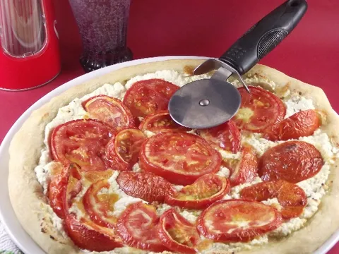 Pizza sa sirom i paradajzom