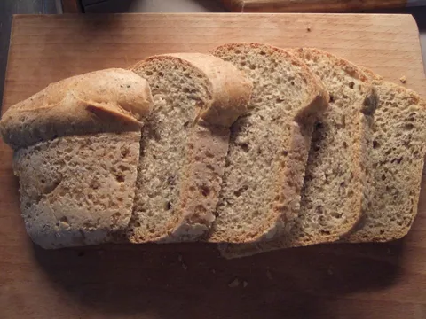 Kruh sa mljevenim lanom i sezamom