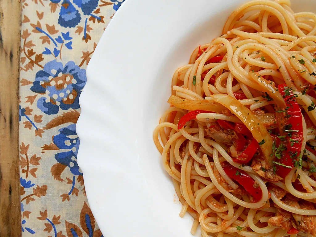 Špageti u sosu od tunjevine, paprika i bijelog vina