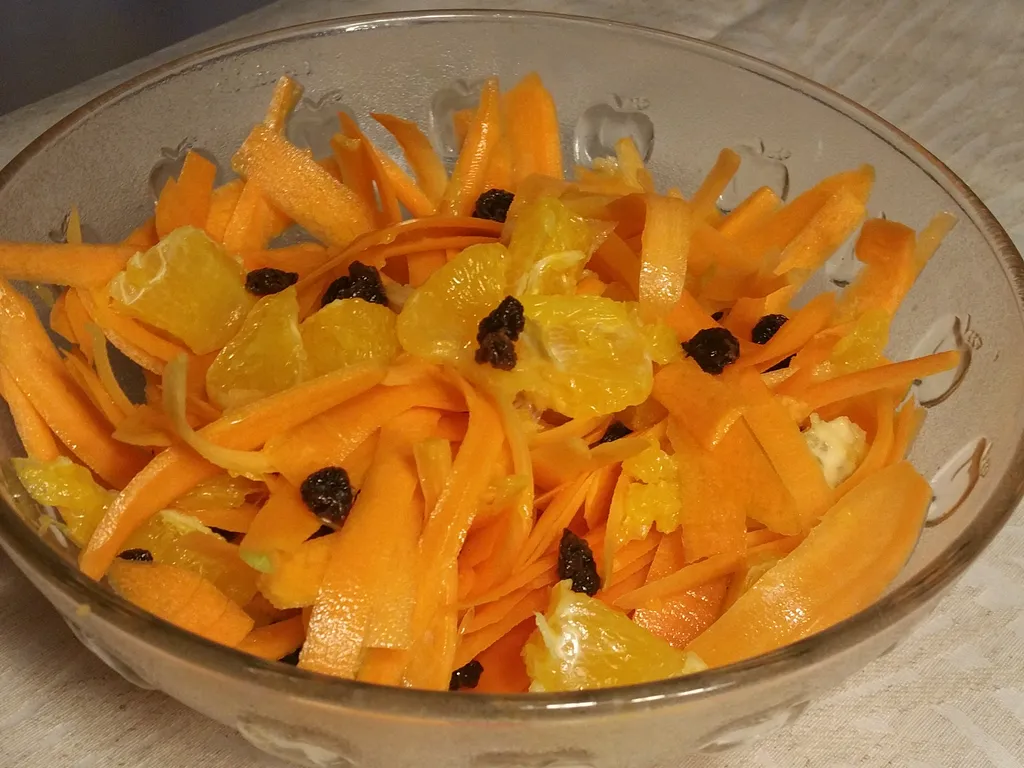 Salata od mrkve sa grozdjicama i narandzom (vegansko)