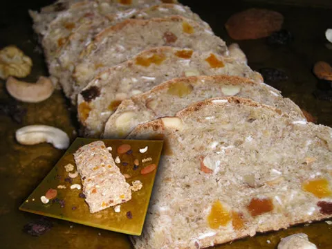 Kruh sa suhim voćem i orašastim plodovima
