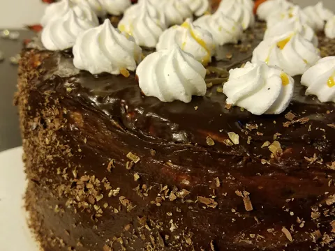 Čokoladna torta sa slanim karamelom i puslicama