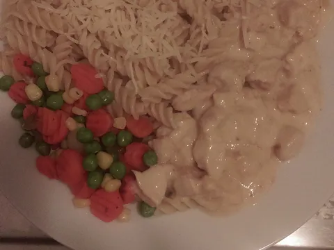 Piletina u sosu s tjesteninom i povrcem