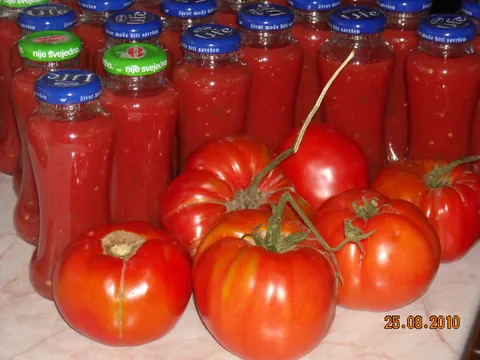 Mleveni paradajz u flašama