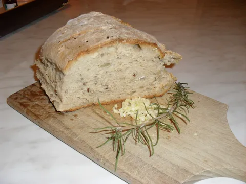 Domaći kruh sa sjemenkama, češnjakom i ružmarinom
