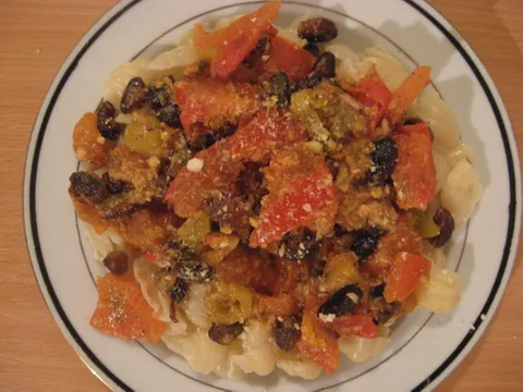 testenina s paradajzom,paprikom,pistaćima,sardinama&#8230;