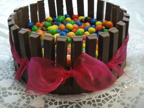 Kit kat & M&M's rođendanska torta by Ecume