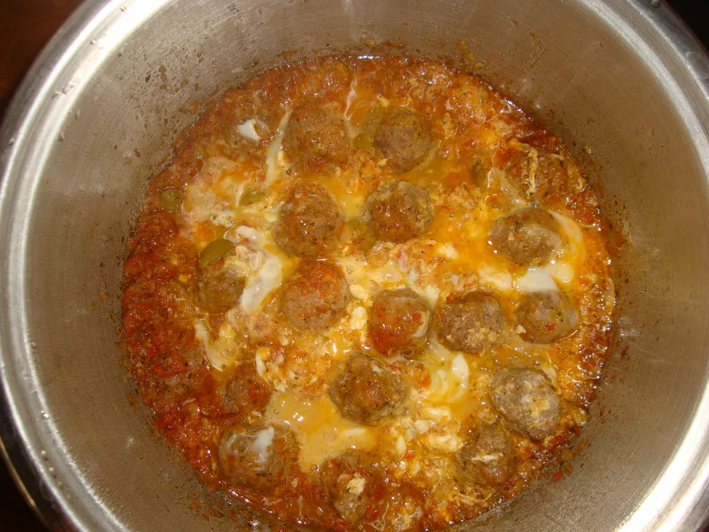 Marokanske cufte u sosu od paradajza, crvenog luka i maslina