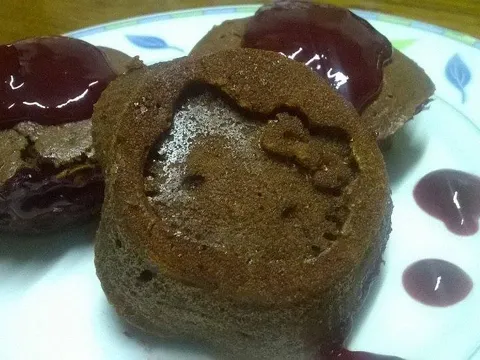 Čokoladni muffini s umakom od kupina