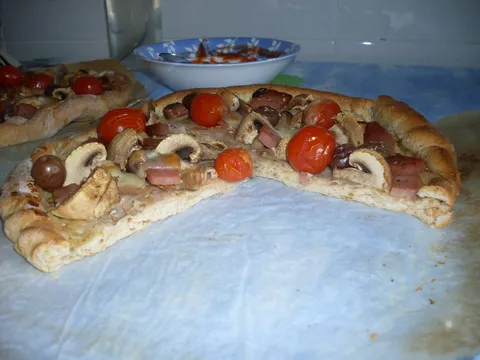 Poluintegralna aromaticna super hrskava pizza :)