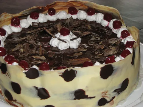 Torta s bijelom čokoladom i višnjama