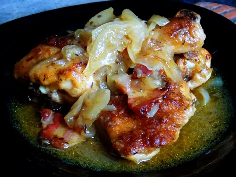 Piletina i slanina u sosu od vina