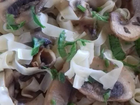 Wok tjestenina i gljive