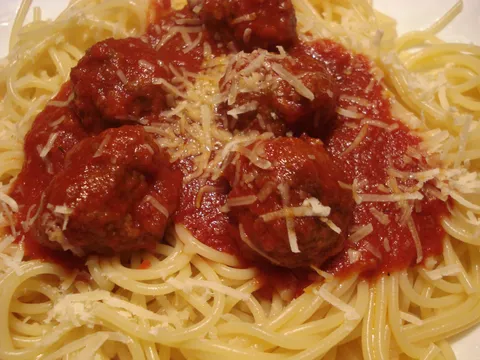 špageti s mesnim okruglicama