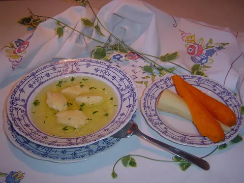 Goveđa juha s gris knedlama