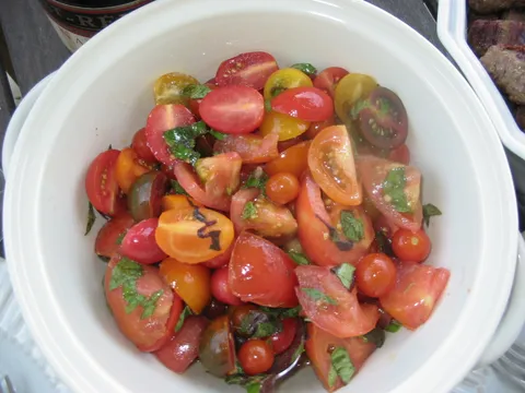 Raznobojna paradajz salata