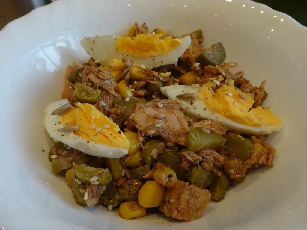 Salata od tunjevine, slatkog kukuruza, kiselih krastavaca i jaja
