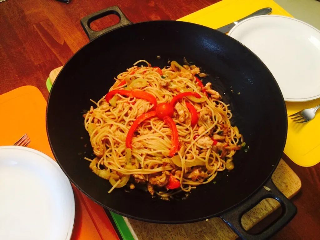 Pikantna piletina s povrćem i spaghettima u woku
