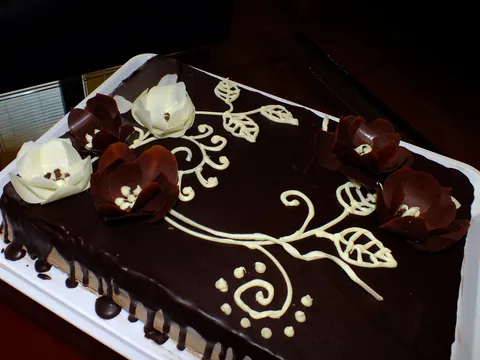 Čokoladne latice na čokoladnoj torti- VIDEO