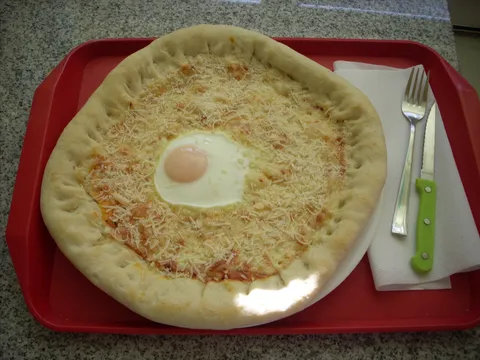 pizza sa sirom i jajem