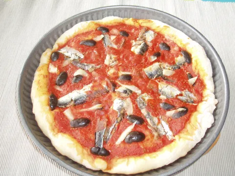 Pizza sa sardinama i crnim maslinama