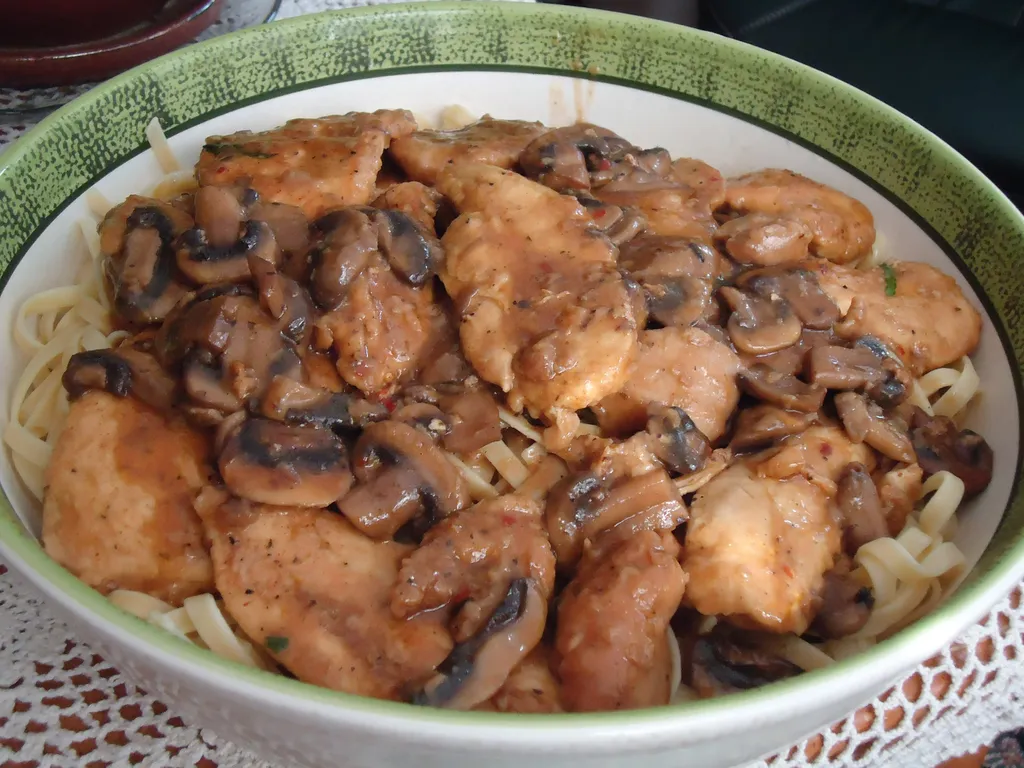 Piletina u finom umaku od Marsala vina i gljiva(Chicken Marsala)