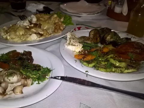 Albanska Shapqat sa sirom i grilovano povrce