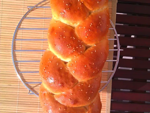 Moj kruh pletenica posut sezamom