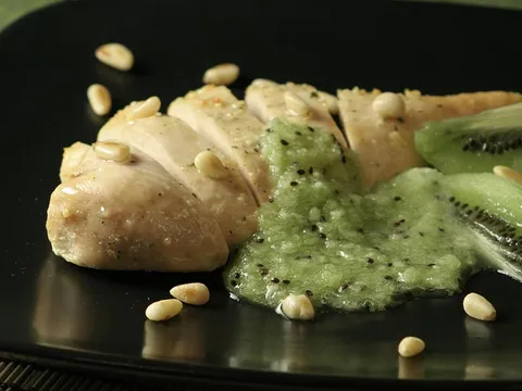 Pečena piletina s umakom od kivija