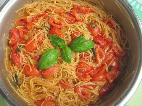 Spaghetti crudi - "sirovi" špageti s rajčicama alla Zoilo