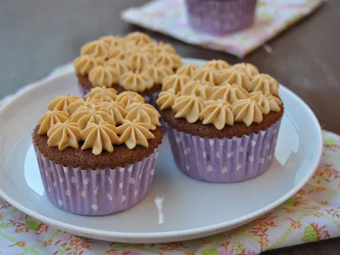 Čokoladni cupcakes s karamel kremom