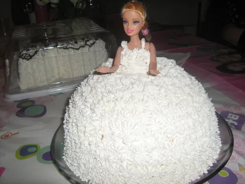 Slatka jogurtina by Anam kao Barbie torta