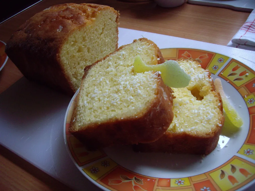 Limunov kolač napijen limunovim sokom