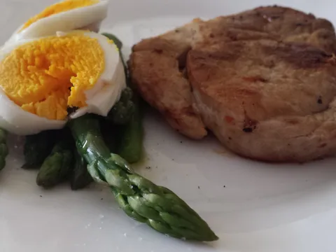 Salata od tvrdo kuhanih jaja i blanširanih glavica šparoga