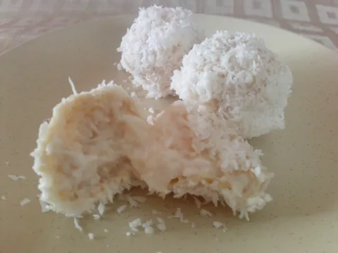 Bijele kuglice sa kokosom u rafaello oblatni