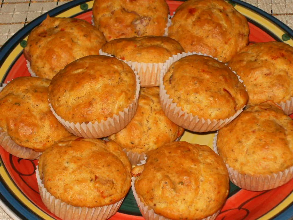Muffini s viršlama-hrenovkama-wurstel i sirom