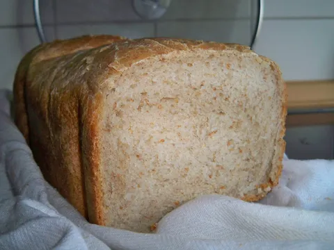 Bijeli-polubijeli kruh iz pekaca kao iz pekare