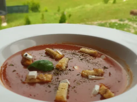 Rajcica juha s preprzenim toastom i feta sirom