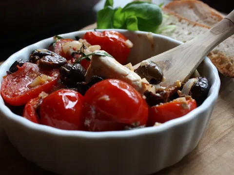 Mediteranske pečene rajčice s fetom i maslinama