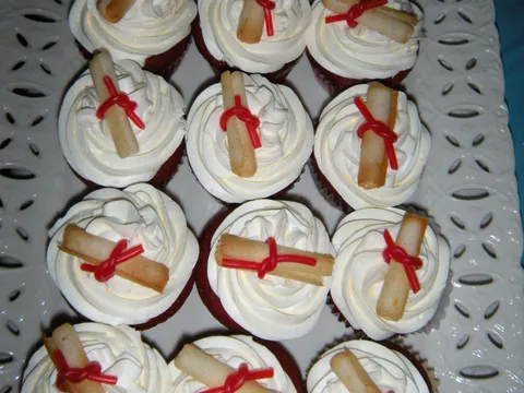 Red velvet cupcakes sa diplomom