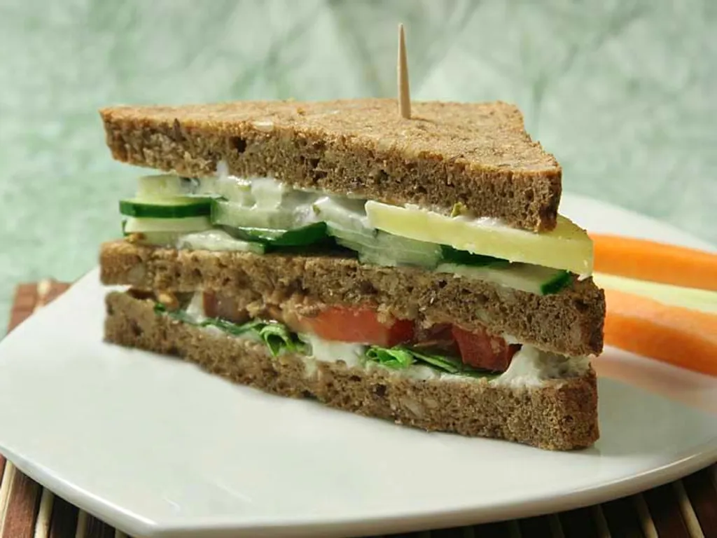 Club sandwich sa sirom i povrćem