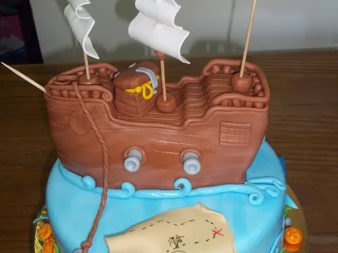 Gusarski brod na torti