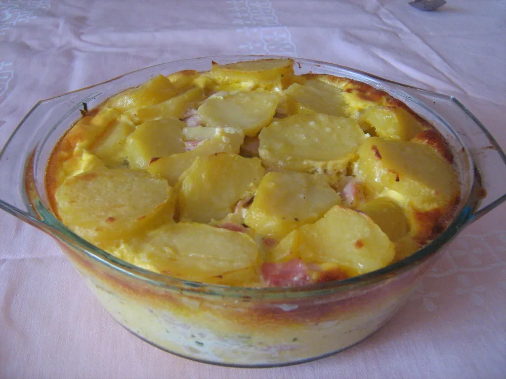 Zapečeni krumpir sa šunkom i jajima