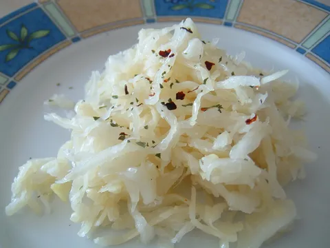 Salata od svježeg kupusa sa hrenom