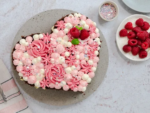 Čokoladna torta za Valentinovo od maline i vanilije
