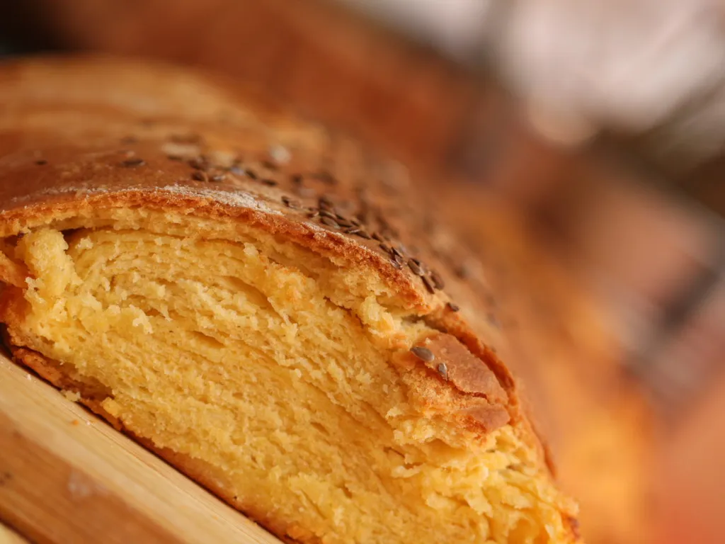 Listajuci kruh s feta sirom i uzickim kajmakom