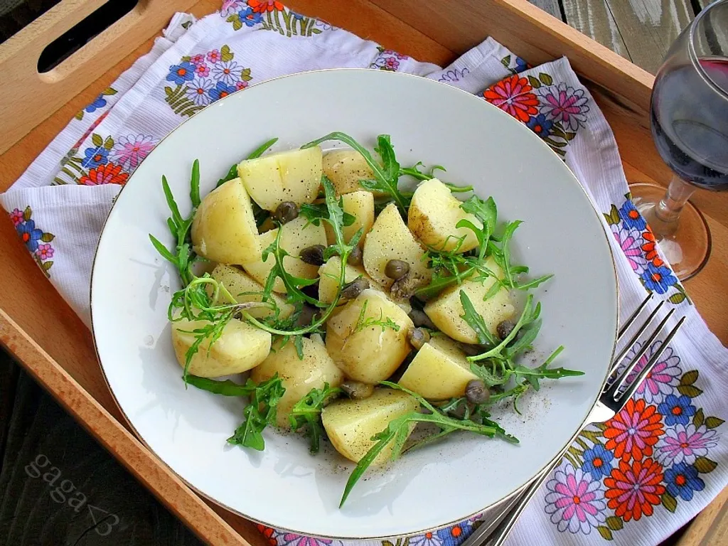 Topla salata od krompira, kapara i rukole